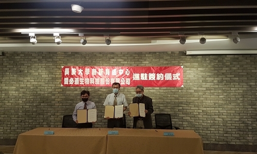 羅時成董事、林炆標技合長、許勝傑監事(右→左)代表簽約