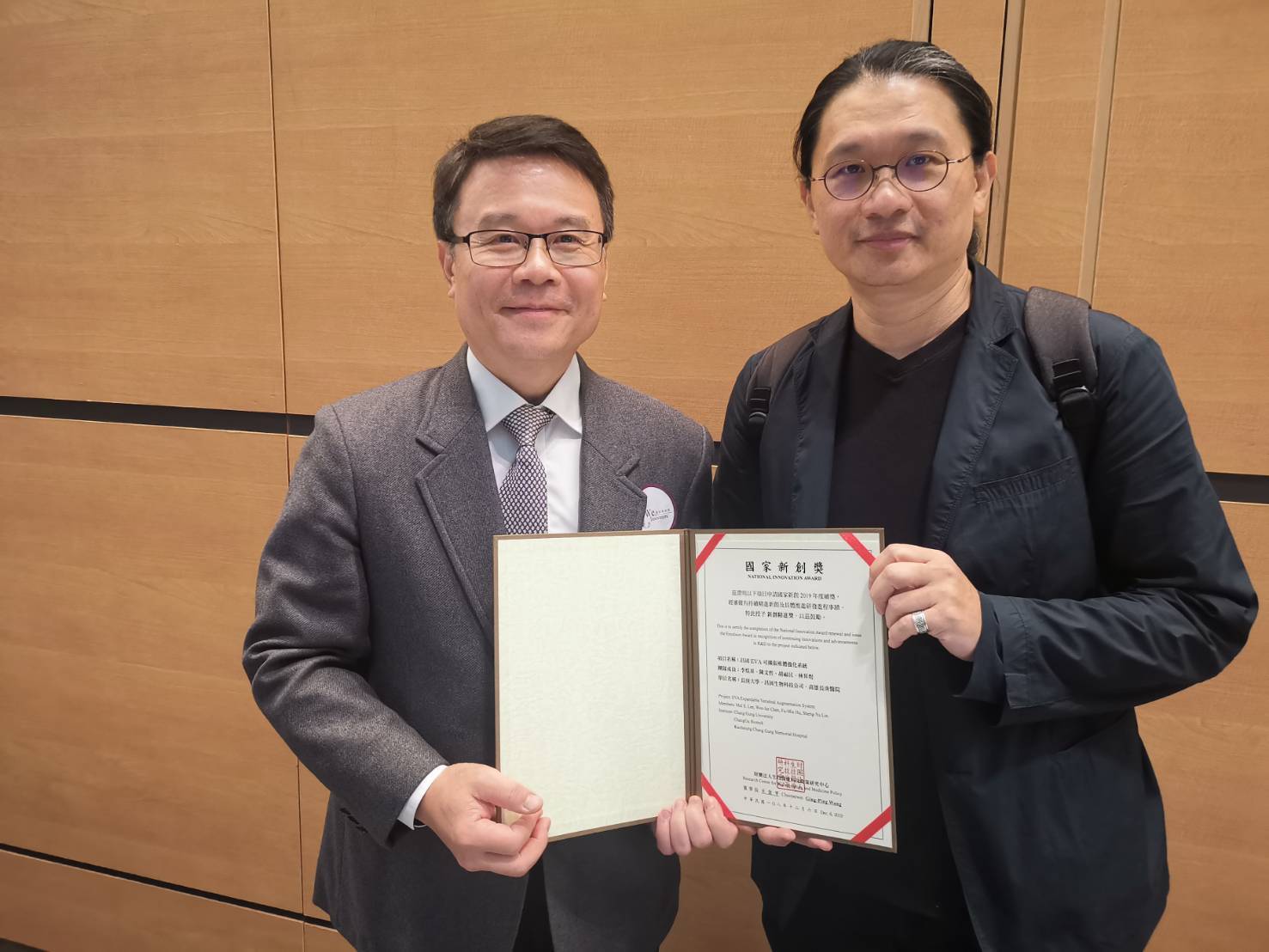 李炫昇教授(左1)與技轉廠商胡福民董事長合影