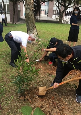 校長與總務長帶領同仁展開一天的植樹活動