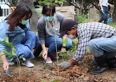 教職員生熱烈參與植樹活動