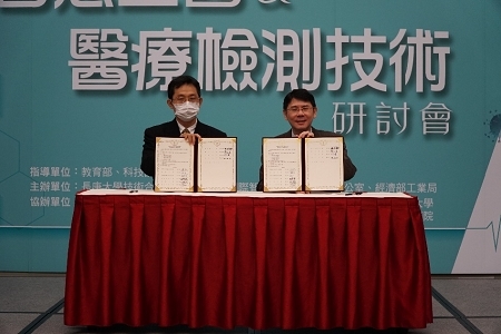 北區工業區管理處陳信良執行長(左)與長庚大學陳敬勳技合長(右)簽署產學合作平台協議