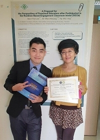 李聞一同學(左)榮獲「最佳論文發表獎」，右為黃靄雯教授