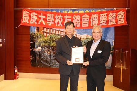 呂俊憲校友(右)捐款回饋母校，陳君侃副校長(左)頒發感謝狀致意。