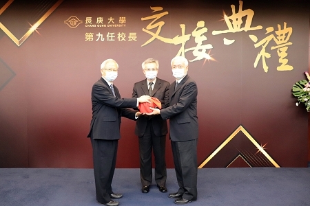 Under the supervision of Zhen-Qing Huang (middle in the photo), director of the Board of Directors of Chang Gung University, President Jia-Ju Bao (right in the photo) handed over the official seal to the new President Ming-Je Tang (left in the photo).