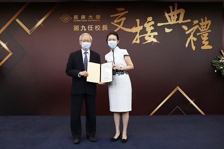 Rui-Yu Wang (right in the photo), director of the Board of Directors of Chang Gung University handed in a letter of appointment to the new President Ming-Je Tang (left in the photo).