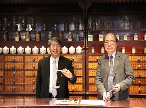 Group photo of Vice President Chih-Wei Yang (left) and Prof. Hsien-Hong Yang (right).