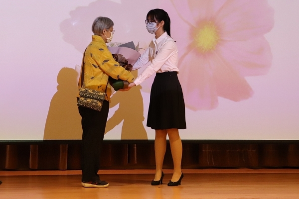 On behalf of all medical students, Miss Wu (right), student of Chang Gung University, presented a bouquet of flowers to Ms. Wu (left), family member of a body donor.