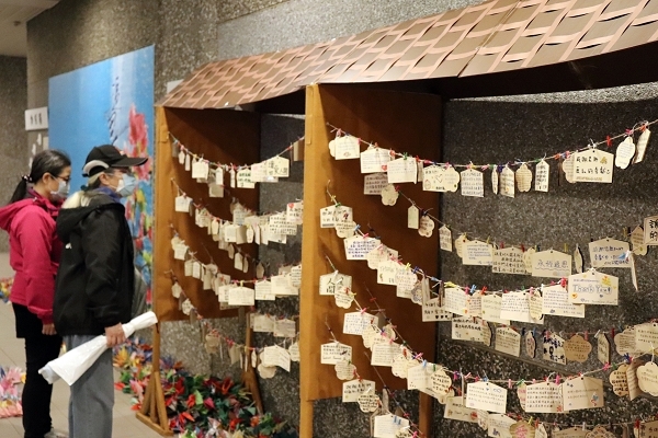 Memorial cards were placed next to the memorial hall, allowing the family members of donors, teachers, and students to write words of blessing and gratitude.