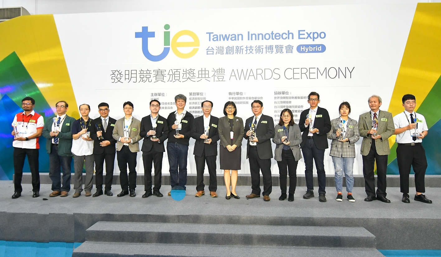 王鐘賢特聘教授(右6)參與鉑金獎頒獎儀式