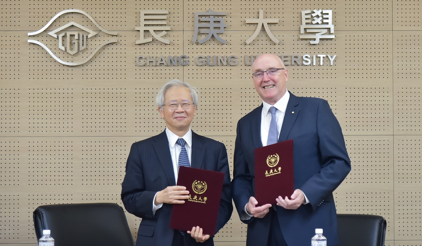Chang Gung University President, Professor Ming-Je Tang (left) and Western Sydney University Vice-Chancellor and President, Professor Barney Glover AO (right) after the signing of the MOU