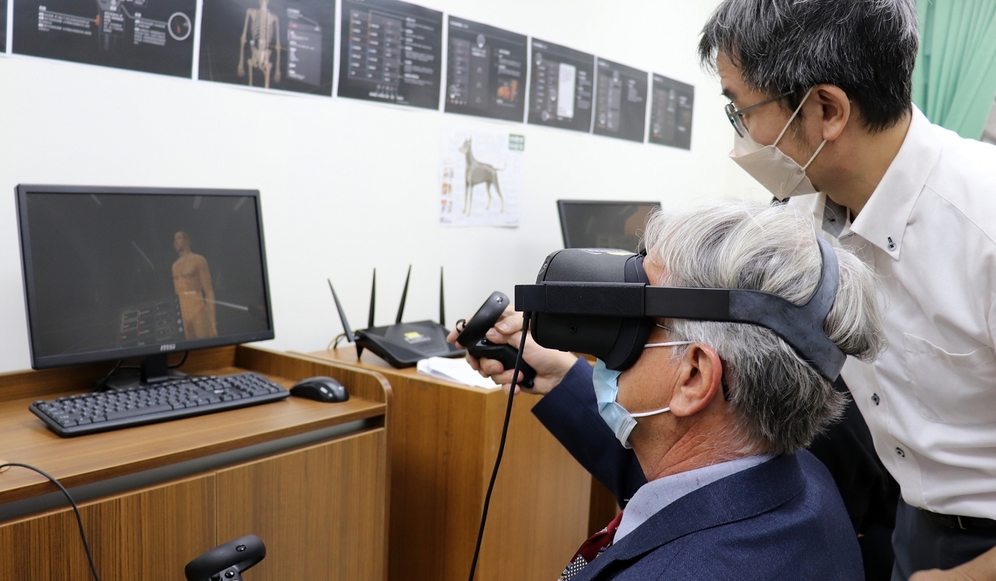 Western Sydney University delegation experienced the VR acupuncture at the Gallery of Traditional Chinese Medicine.