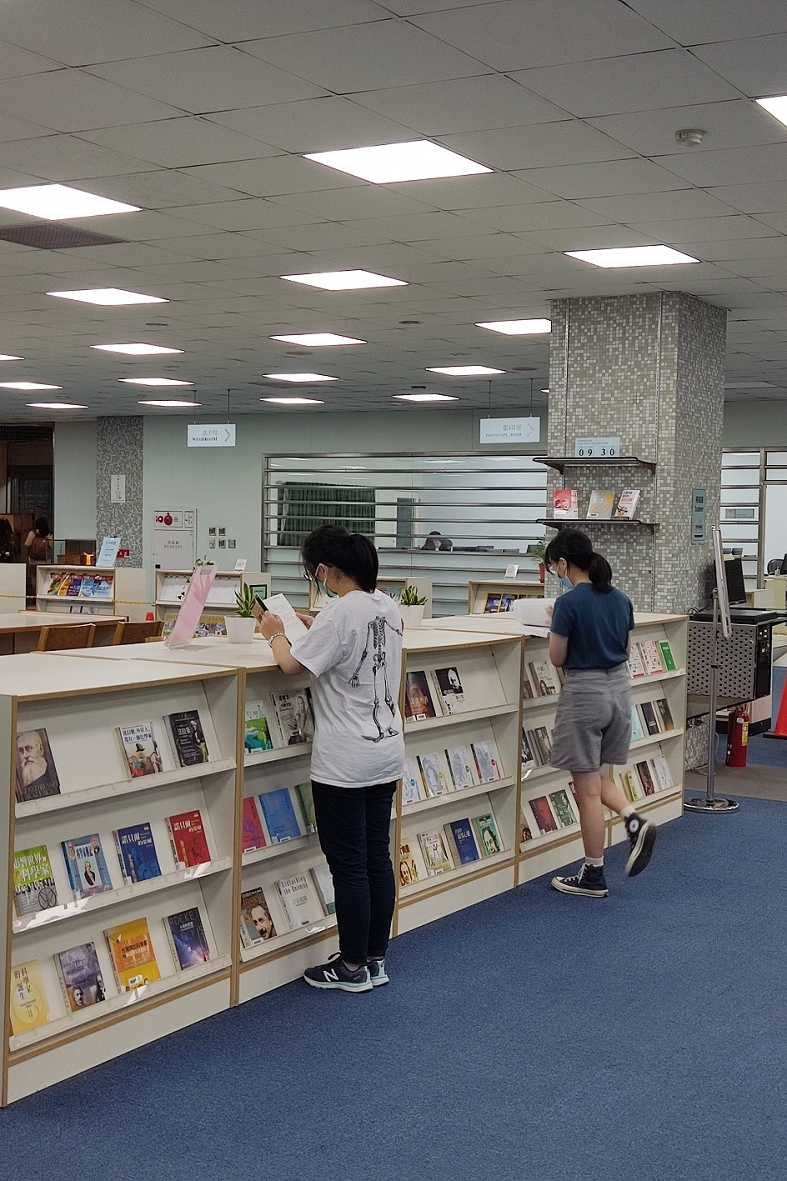 科學家傳記書冊特展專區位於圖書館 1 樓