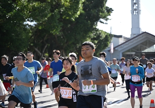 校園路跑鳴槍起跑