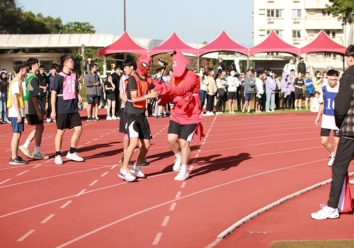 學生創意裝扮參與大隊接力