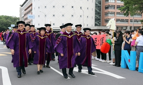 湯校長與各系師長帶領畢業生校園巡禮