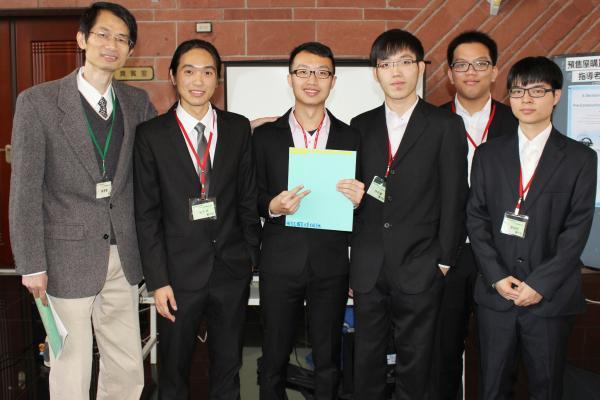 資管系陳春賢老師(左一)指導五名同學開發「預售屋購買決策支援系統」