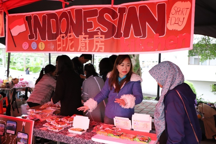 Delicacies, games and DIY booths