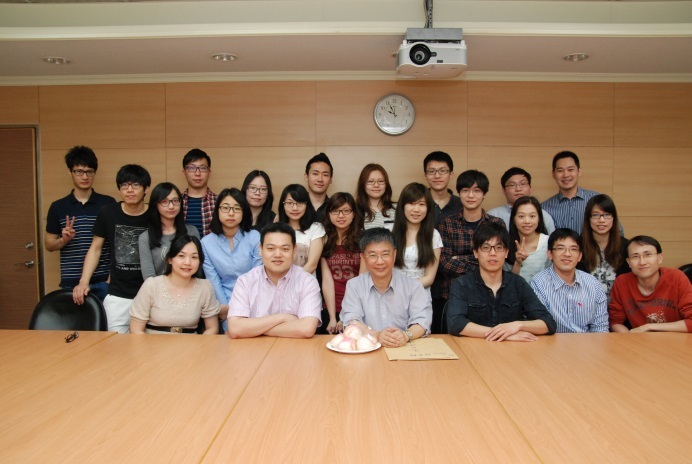 林光輝特聘教授(前排左三)及其研究團隊
