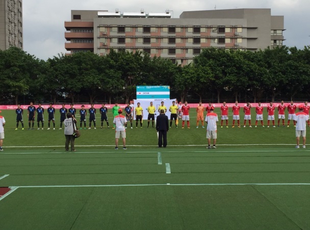 每場比賽前的會旗進場與播放世大運會歌 （圖為本屆男子足球金牌的日本隊V.S烏拉圭隊）