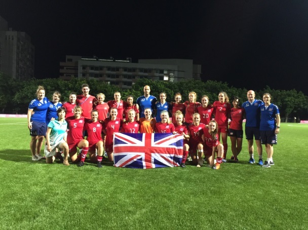 英國女子足球隊結束世大運最後一場比賽後在本校足球場合影