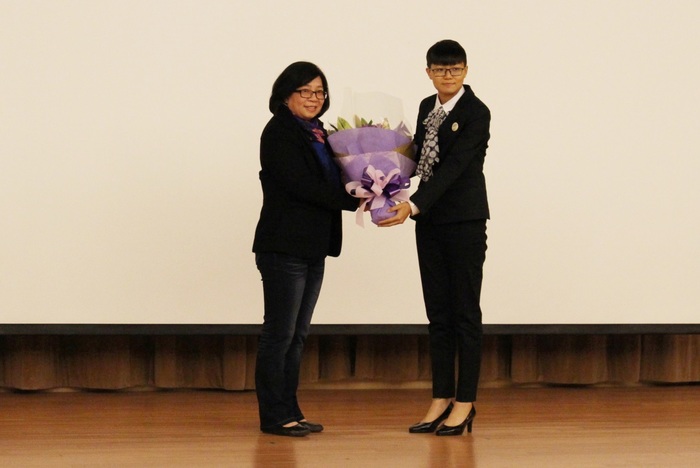 楊景堯先生之妻周翠瑜女士(圖左)代表接受中醫系三年級黃詩淳同學(圖右)向大體老師家屬獻花