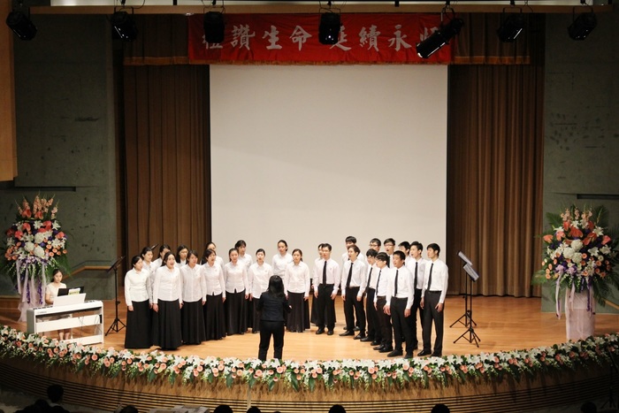 長庚大學曉韻合唱團在追思大會上獻唱