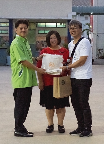 何金龍組長(右)代表校方贈送紀念品予韓江小學校長及理事長