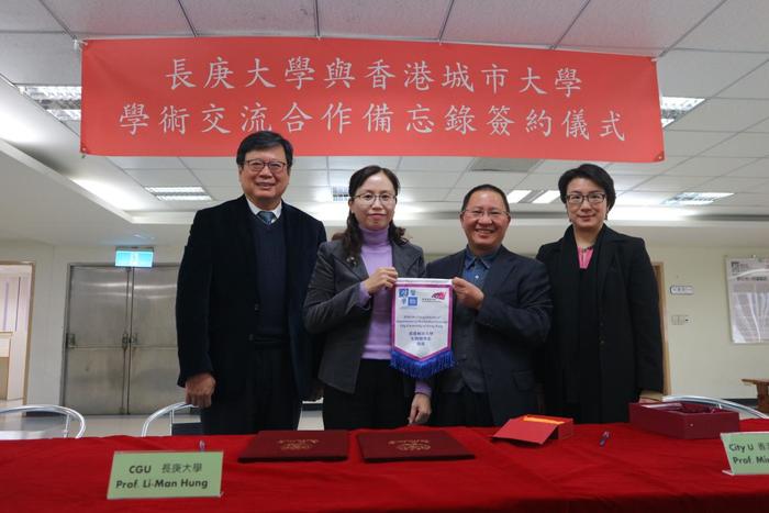 本校國際學術交流中心宮大川主任（左一）及生醫系洪麗滿主任（左二）與香港城市大學Dr. Temy Mok（右一）及Dr. Mingliang He（右二）代表簽訂合作備忘錄