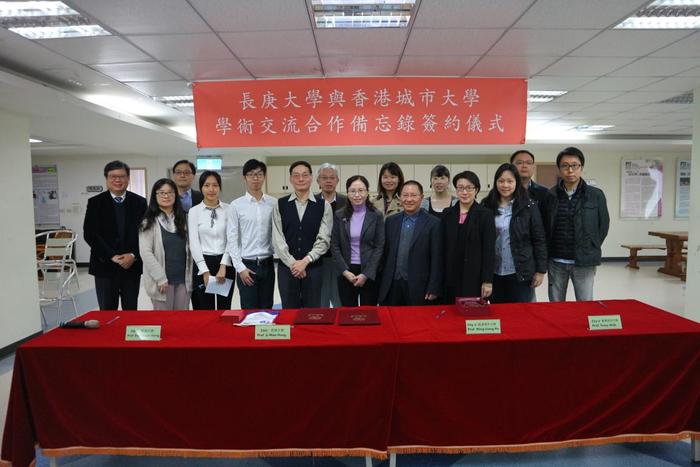 本校生醫所陳景宗所長(後排左二) 率領系所師生與香港城市大學代表團於簽約後合影留念