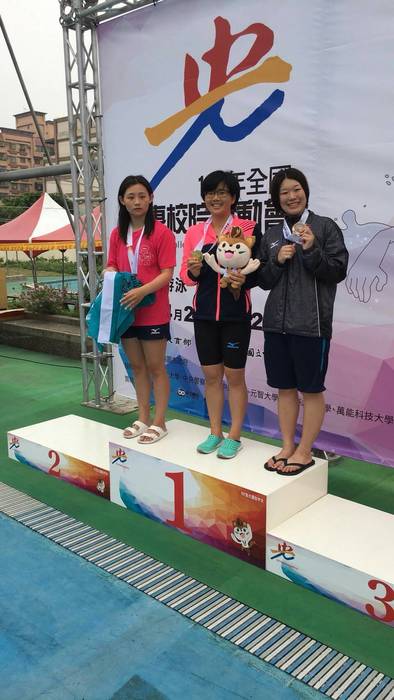 醫學系賴筱晴同學在游泳項目披金戴銀，破大會紀錄