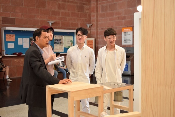 陳韋丞(右一)與蔡育倫(右二)同學向評審介紹他們的作品「綠洲廚房 Oasis Kitchen」