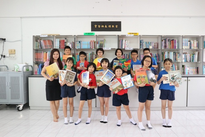 韓江小學的圖書館長帶領小朋友拍照留念感謝長庚大學