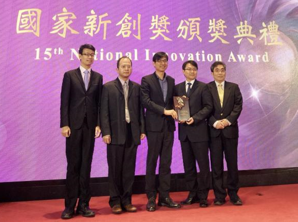 Award Presentation to the R&D team:  Professor Tsong-Long Hwang, Chang Gung University (second from right), Professor Pei-Wen Hsieh, Chang Gung University (first from right), Dr. Yung-Fong Tsai, Chang Gung Memorial Hospital (second from left), Dr. Ting-I Kao, Chang Gung Memorial Hospital (first from left)