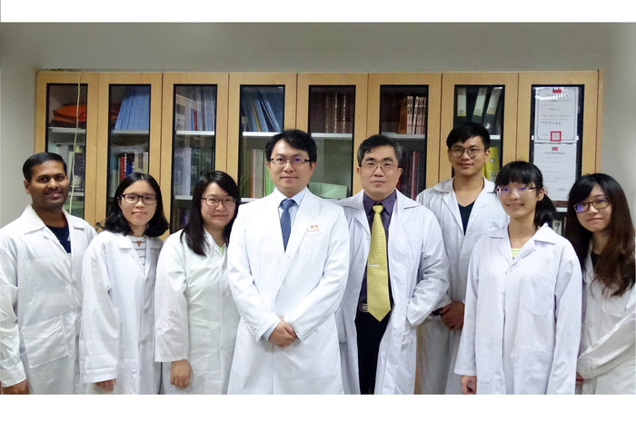 Pharmacy Team：Professor Tsong-Long Hwang (fourth from left), Professor Pei-Wen Hsieh (fourth from right)