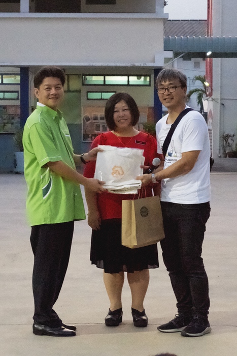 On behalf of Chang Gung University, Associate Prof. Jin-Long He gave souvenirs to the principal and the chairperson of Han Chiang Primary School.