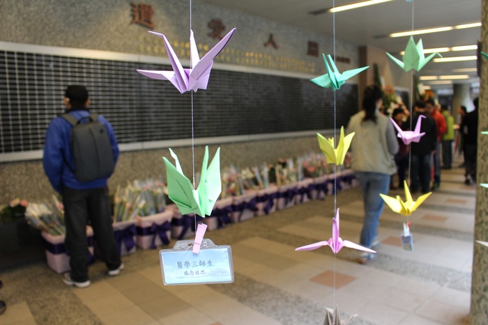 本校全校教職員工生摺上千隻紙鶴，向器官捐贈者與大體老師表達感恩