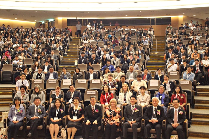 Group photo of Vice President Dr. Jian-Ren Chen (front row middle), WFOT President Marilyn Pattison (front row 4th from right), CGU President Prof. Chia-Chu Pao (front row 2nd from right) and the fellow guests