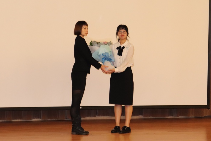 Jia-Chun Cheng (pictured right), a student of the School of Traditional Chinese Medicine, dedicated flowers to Ms Wen-Zhen Yin, the representative of the cadavers’ family members. (pictured left).