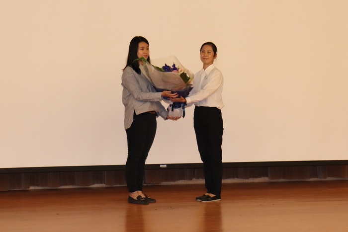 Ms Shu-Hua Lin (pictured right), the representative of the organ recipients, dedicated flowers to Ms Xin-Jie Lin (pictured left), the representative of the organ donors’ family members.