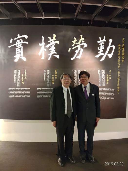 Po-Chang Lee (pictured right), the director general of National Health Insurance Administration, attended the memorial service, and took a photo with Prof. Chih-Wei Yang, dean of the College of Medicine, Chang Gung University (pictured left).
