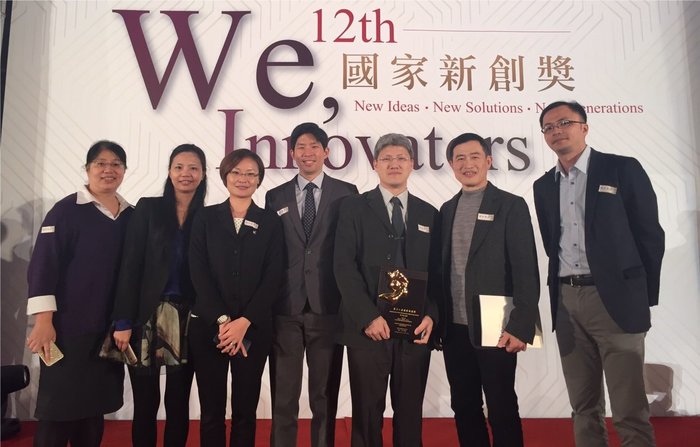 劉浩澧教授與魏國珍醫師及研究團隊  於頒獎典禮上台受獎