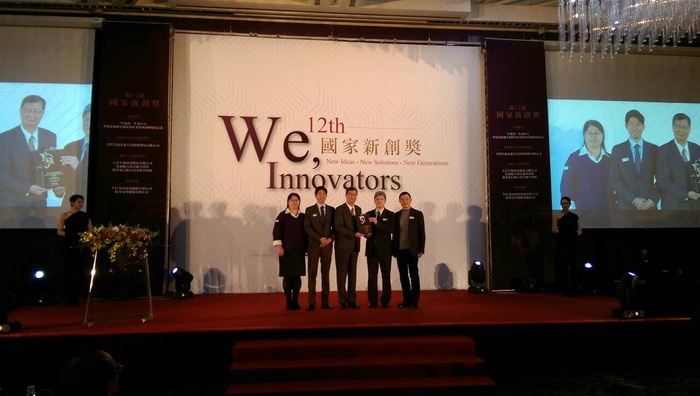 劉浩澧教授與魏國珍醫師及研究團隊  於頒獎典禮上台受獎