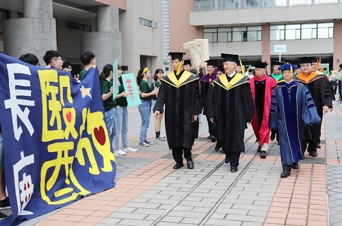 CGU President Prof. Chia-Chu Pao and the teachers led the graduates to walk around the campus to reminisce about the days of studying and living in CGU.
