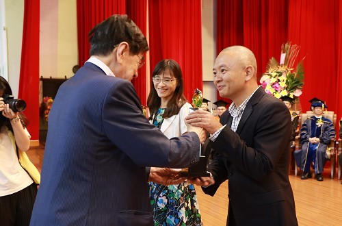 Director Chen Che presented the Outstanding Alumni Award