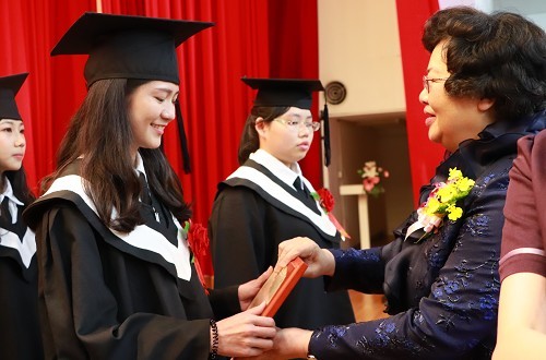 Director Gui-Yun Wang presented the University's Academic Excellence Award